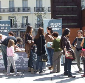 Reclaman que los padres tengan los mismos días que las madres por el nacimiento de un hijo