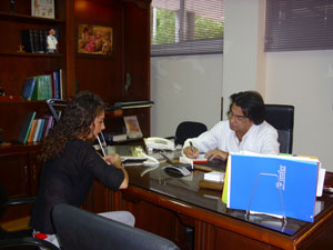 El Dr. Callizo informando a una paciente