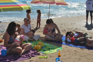 Lactancia materna en verano: por qué aumentar las tomas y cómo cuidar al bebé con el calor