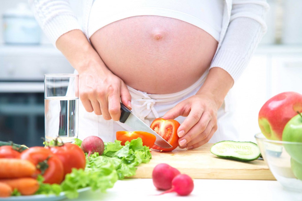 Alimentación durante el embarazo: qué comer, qué evitar y cómo gestionar la dieta fuera de casa