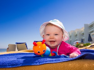Cómo proteger la piel de los niños del sol: guía pediátrica para padres responsables