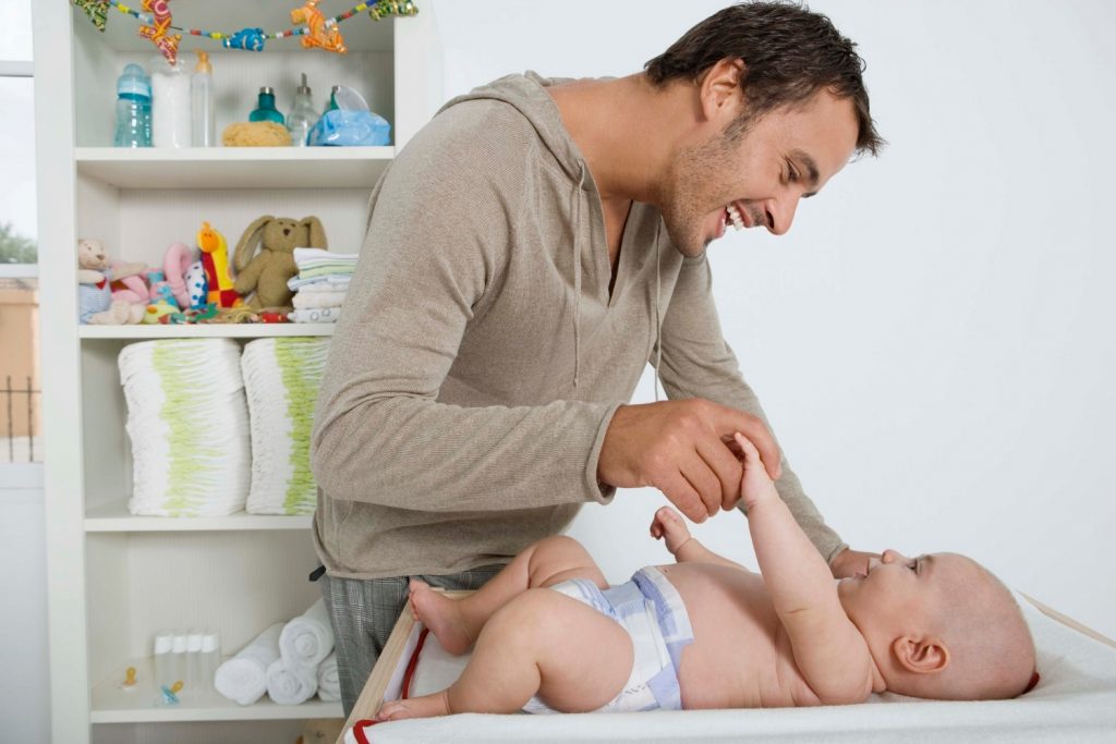 Hombres que cuidan y más bebés: la ciencia lo confirma