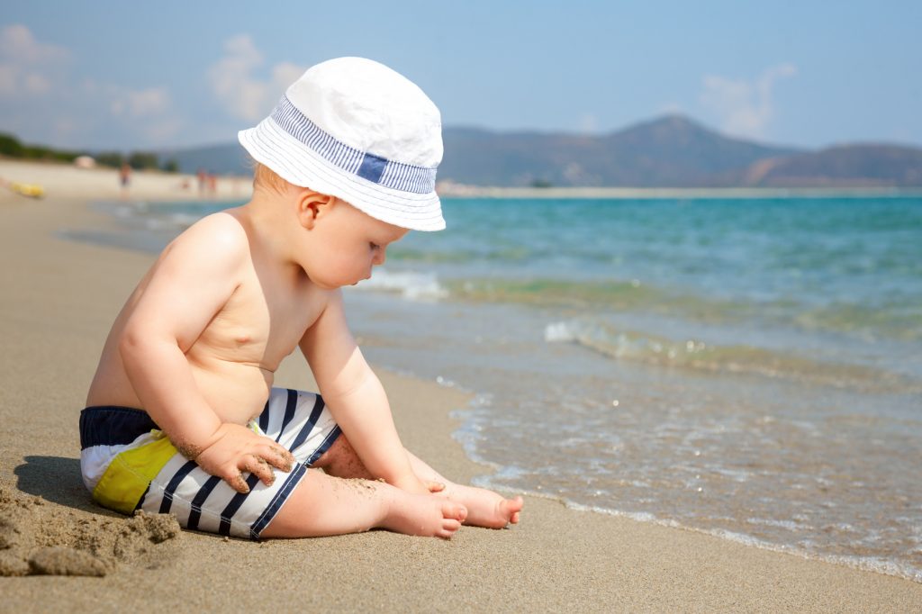 Bebés en la playa: consejos de seguridad esenciales