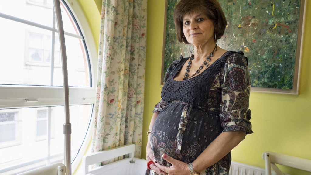 Maternidad después de los 50: límites biológicos, riesgos médicos y el debate ético que no podemos ignorar