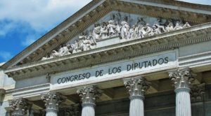 La gestación subrogada vuelve al debate público: claves para entender la polémica